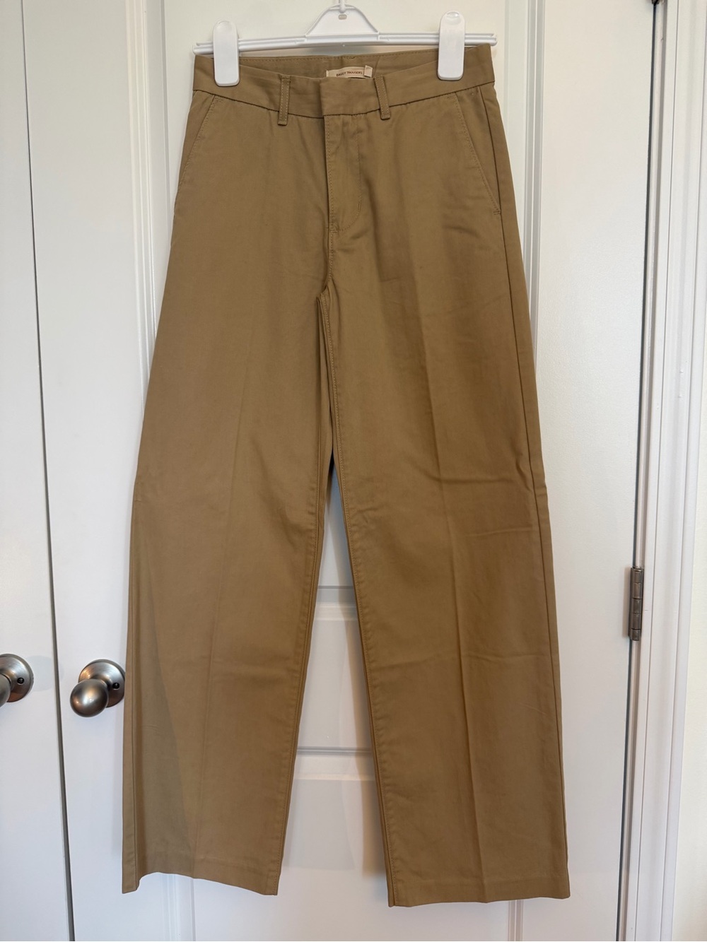 Levi’s straight-leg khaki trousers in W24 L31.